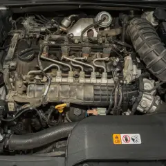 Silnik Hyundai ix35. Widoczne wtryskiwacze i przewody paliwowe. Kontrolka DPF może się świecić z powodu problemów z filtrem cząstek stałych.