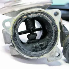 Zatkany nagarem zawór EGR w Mondeo MK4. Objawy problemów z tym elementem mogą być różne, od spadku mocy po nierówną pracę silnika.