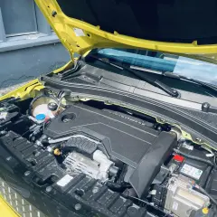 Silnik Peugeota z otwartą maską. Może być przyczyną błędu dtc p0087.