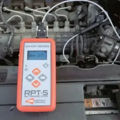 Test ciśnienia paliwa w silniku diesla. Urządzenie RPT-5 monitoruje adaptację regulatora ciśnienia paliwa, wskazując 42.5 bar.