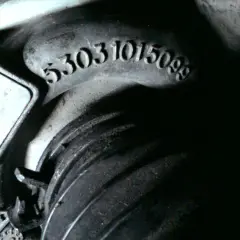 Fragment turbosprężarki z numerem 53031015099, prawdopodobnie z silnika 1.9 TDI.