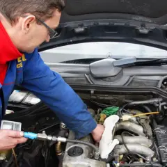 Mechanik diagnozuje problem z silnikiem diesla, który ciężko odpala i długo kręci.