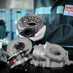 Mechanik w rękawiczkach trzyma turbosprężarkę. Czy to ona powoduje dziwne wycie przy dodawaniu gazu?
