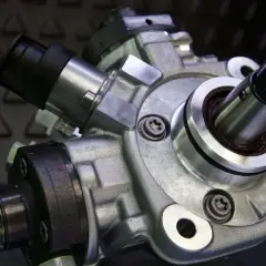 Metalowy regulator ciśnienia paliwa 2.0 TDI CR z widocznymi śrubami i elementami przyłączeniowymi.