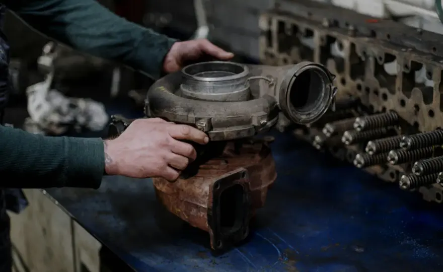 Wymiana turbosprężarki krok po kroku. Jak uniknąć awarii?