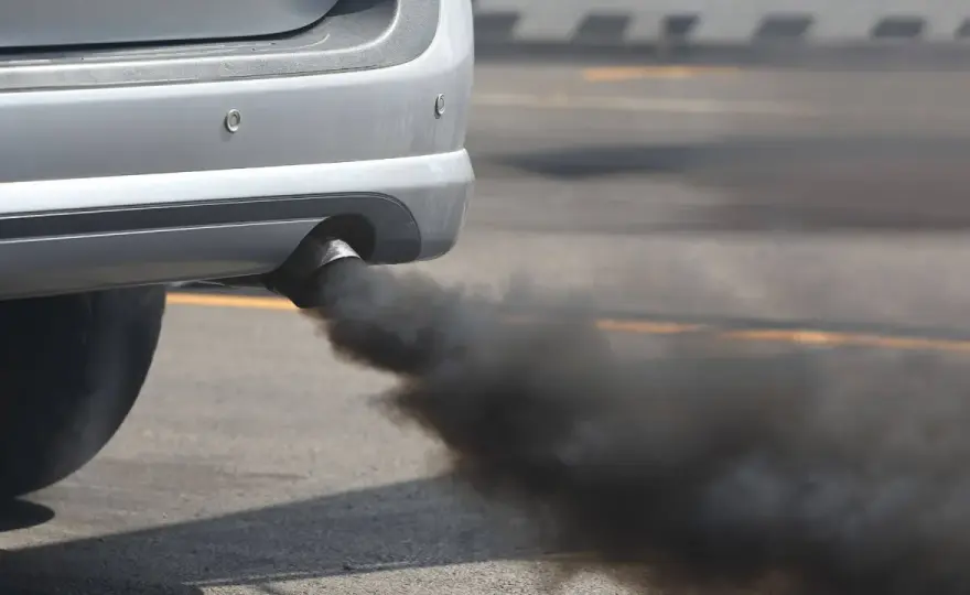 Auto traci moc i dymi? Sprawdź, co oznacza kolor dymu