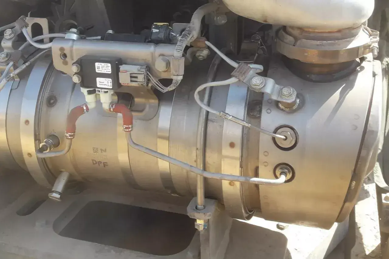 Część układu wydechowego silnika diesla z oznaczeniem DPF. To urządzenie filtruje cząstki sadzy, odpowiadając na pytanie, czy diesel ma katalizator.