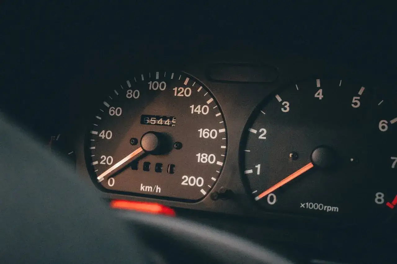 Zbliżenie na deskę rozdzielczą: prędkościomierz pokazuje 20 km/h, a obok obrotomierz wskazuje niskie obroty, idealne dla diesla.